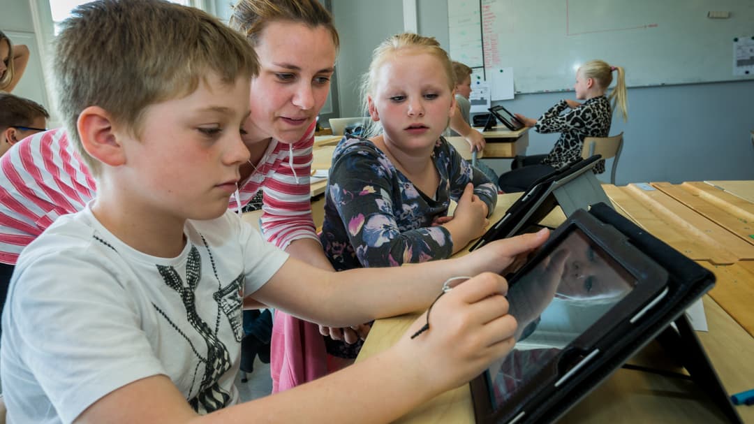 Elever använder surfplatta i skolan
