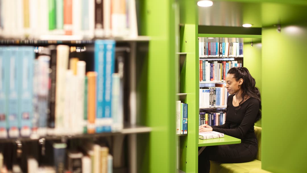 Läsande student 1