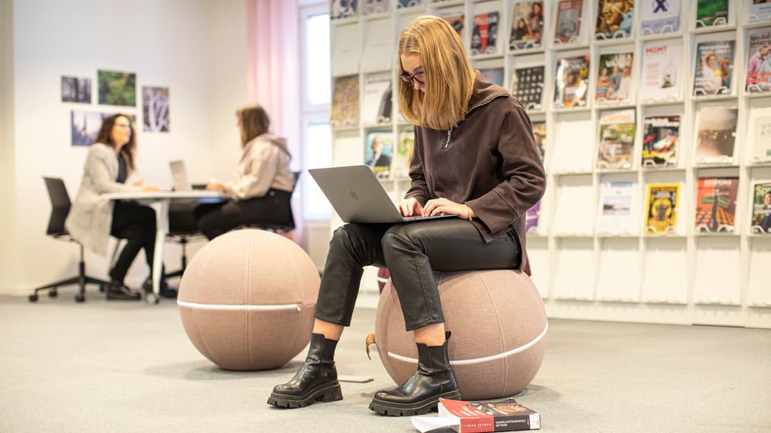 Student i tidsskriftlounge