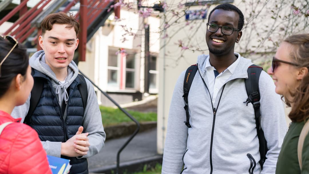 Fyra studenter som samtalar. 