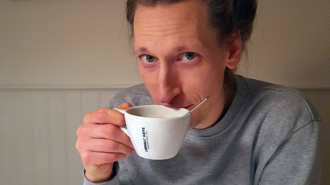 Bobo Bäckström sitter vid matbordet och dricker kaffer