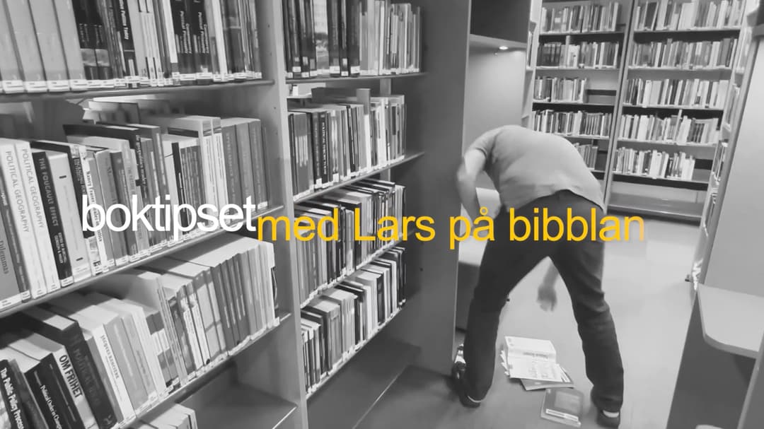 en man plockar upp böcker från golvet i biblioteket
