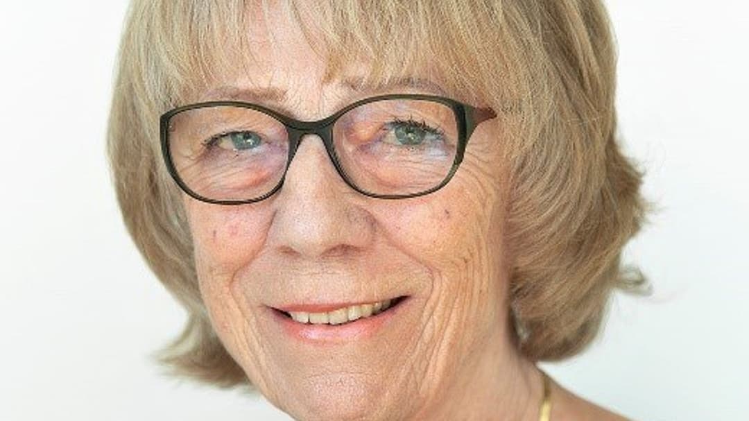 Porträtt av leende kvinna.