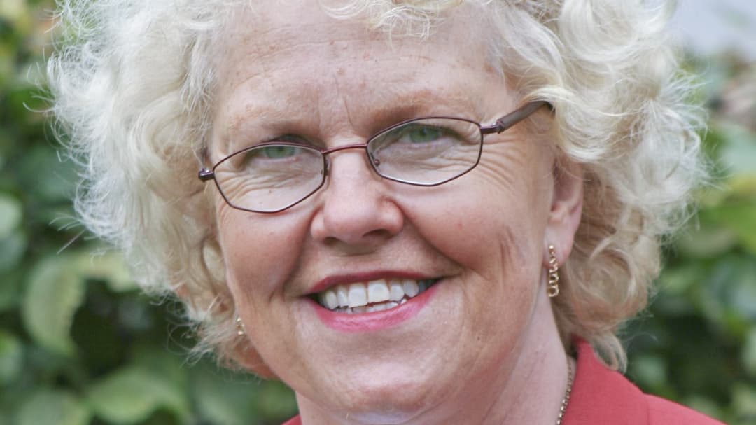 Leende kvinna utomhus.