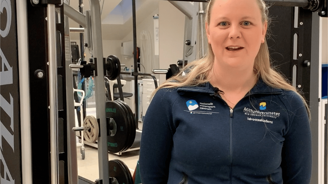 Kvinna står framför en träningsmaskin