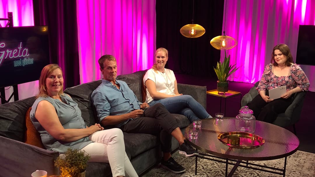 Fyra personer sitter i soffor i en studio.