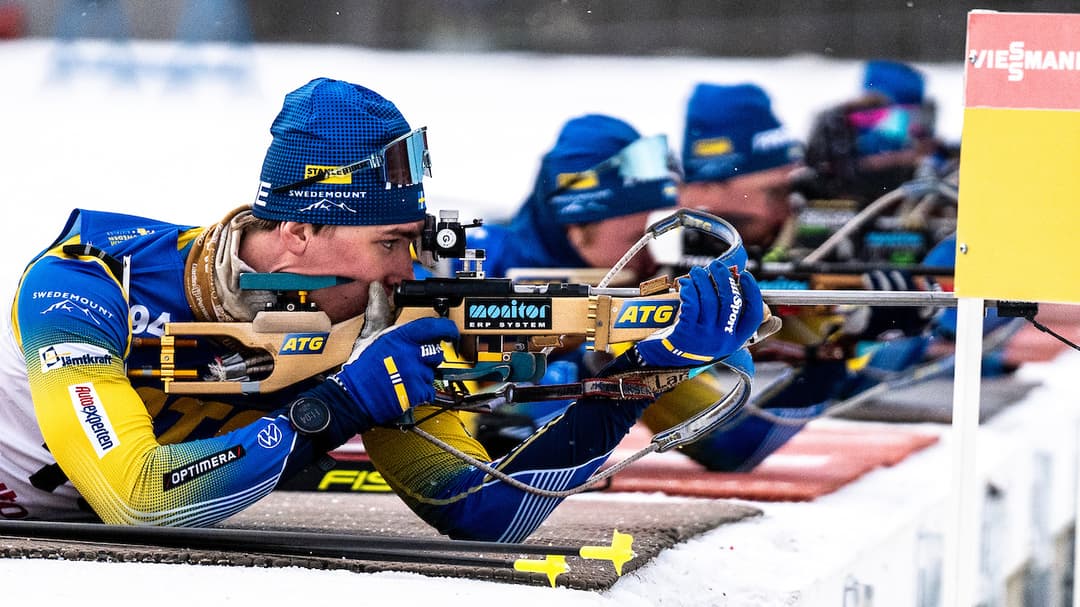 Skidskyttelandslaget ligger och skjuter mot tavlorna