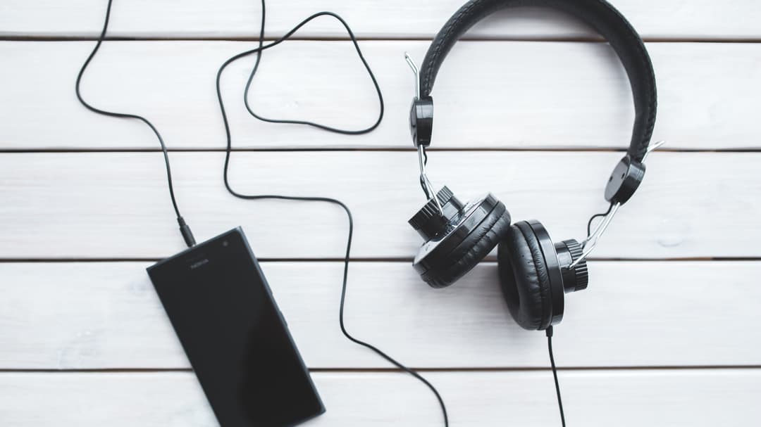 smartphone-vintage-technology-music.jpg