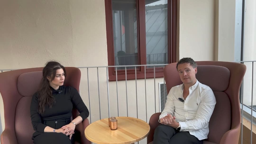En man och en kvinna sitter i varsin fåtölj och pratar om Samhällsvetarprogrammet