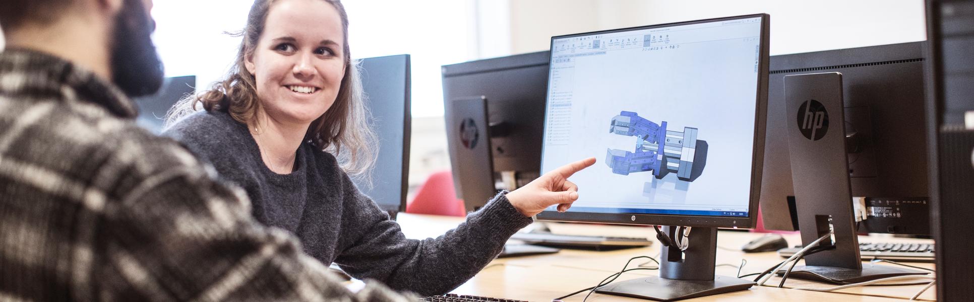 Studenter vid sportteknologi jobbar med CAD