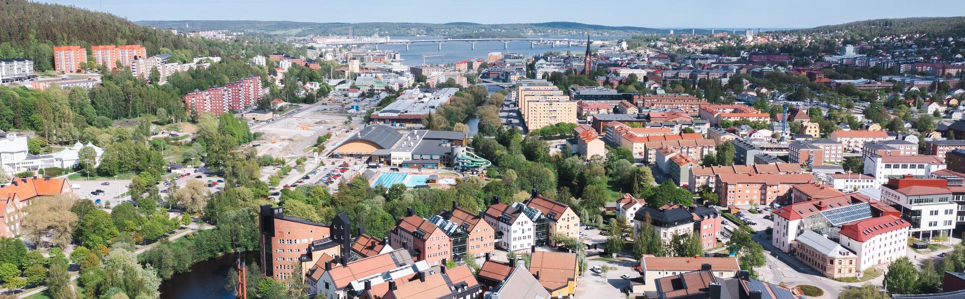 Drönarbild, Campus i förgrunden, Sundsvalls stad i bakgrunden