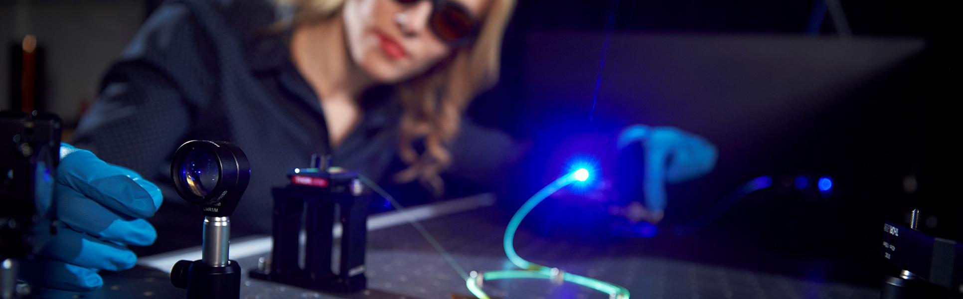 Enkeleda Balliu arbetar med laser och fiberoptik i labbet