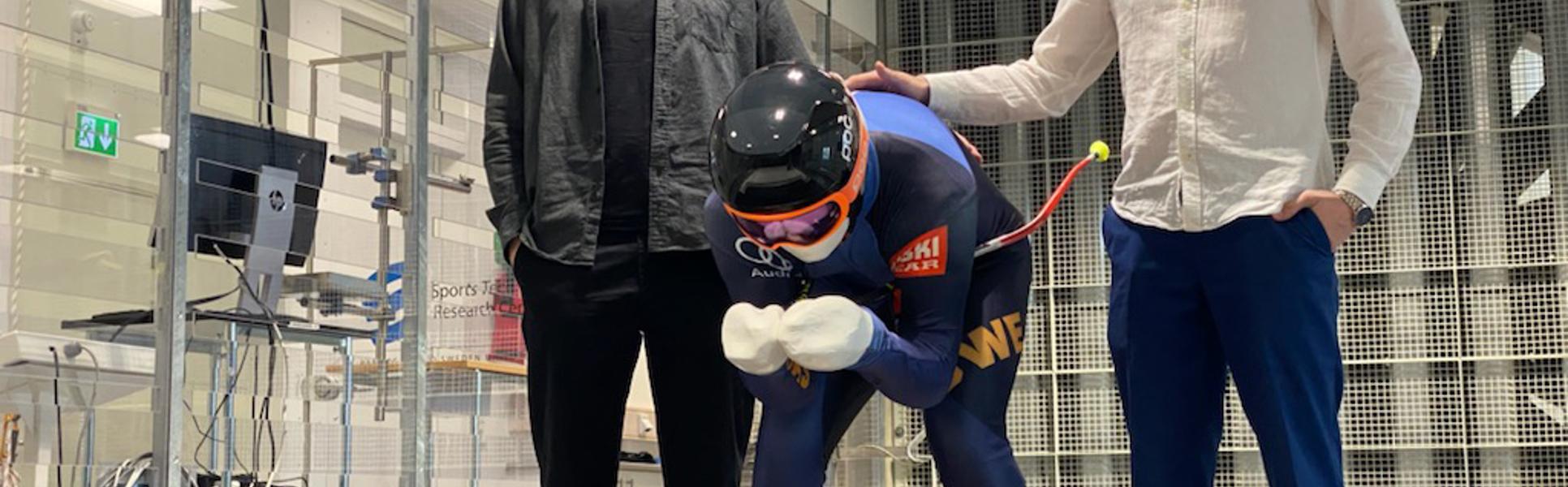 Studentern studenterna Linus Hermansson och Rasmus Blixt vid Sportteknologiprogrammet med testdocka i vindtunneln.