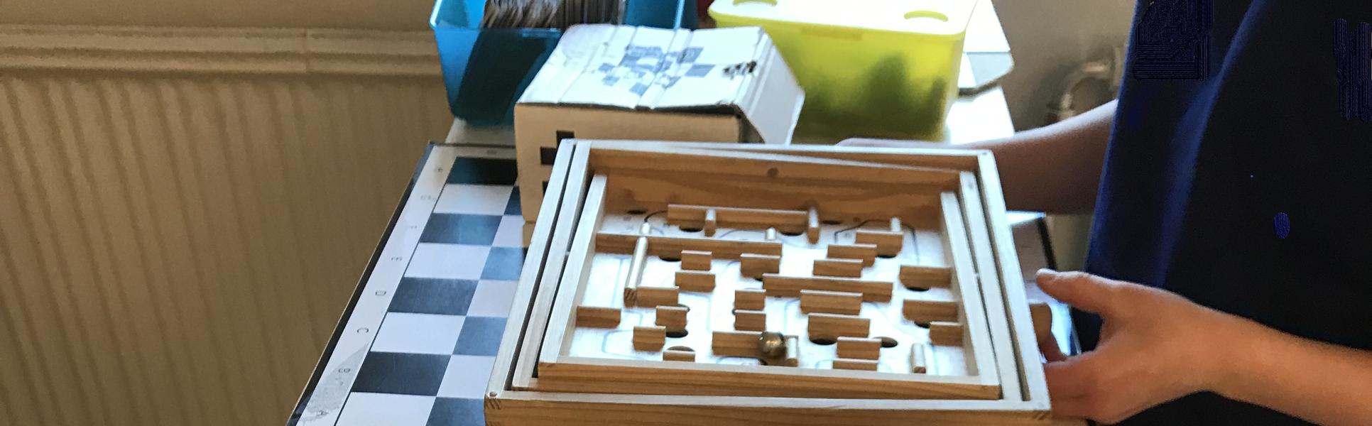 Barn spelar labyrintspel på fritids