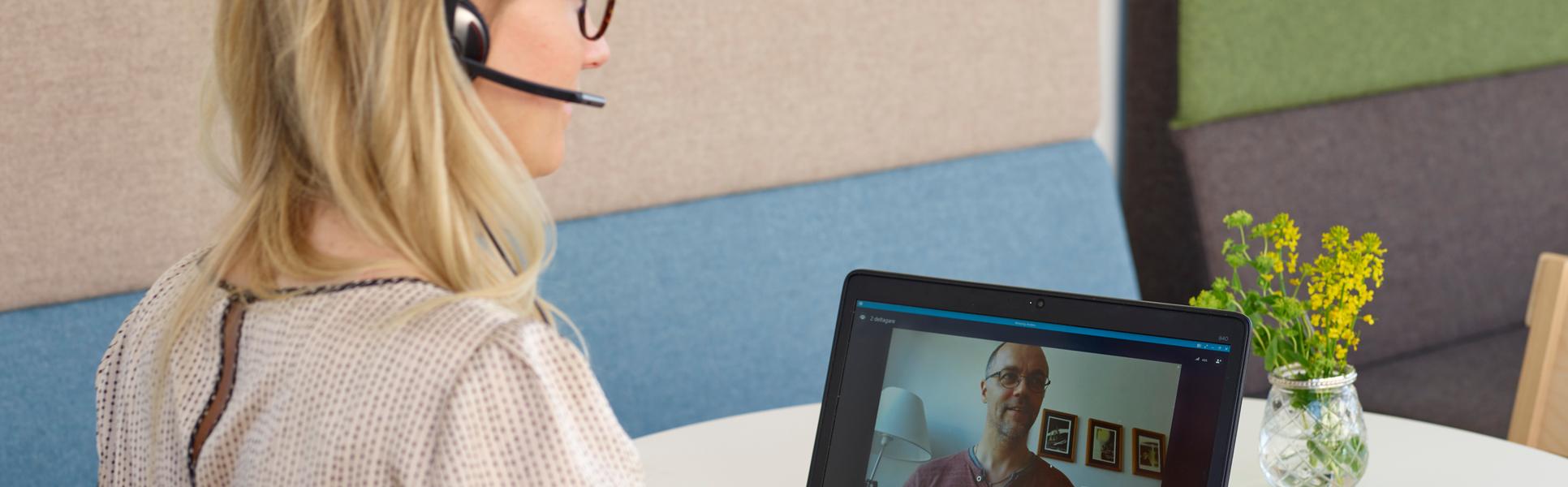 Distansutbildning, arbete vid dator, onlinemöte, skypemöte