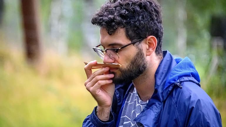 Bild av Eugenio Conti som doftar på en pinne