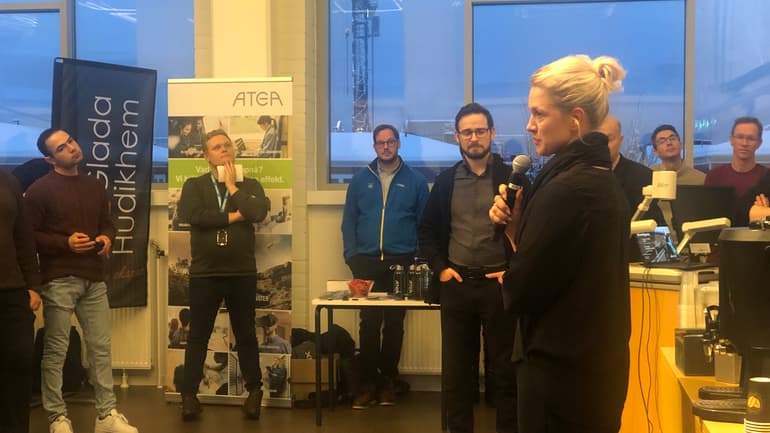 en kvinna hållandes i en mikrofon
