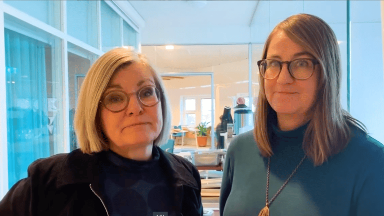 Två kvinnor i en korridor 