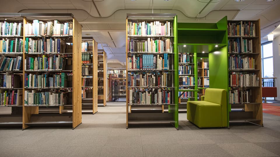 Bokhyllor biblioteket Sundsvall