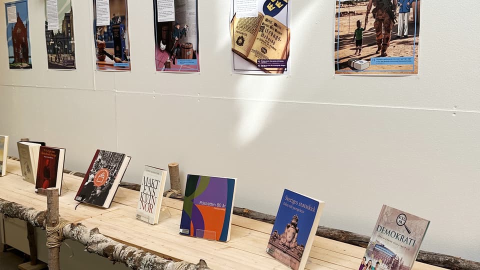 Böcker och affischer från utställning i biblioteket