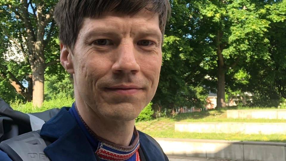 En bild på en man