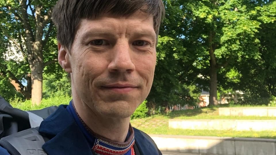 En bild på en man