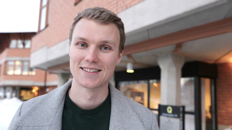 Emil Rudh utanför Q-huset i Östersund