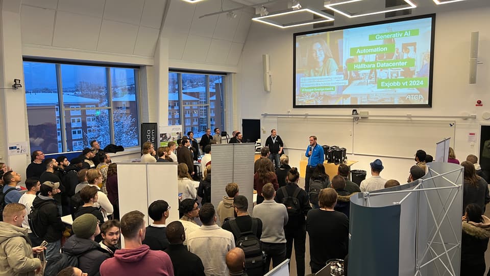 en samling studenter och företag i en lokal