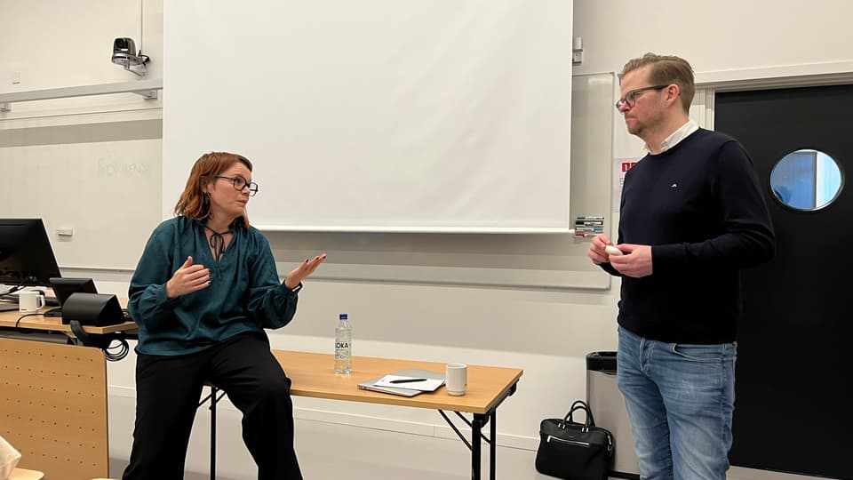 En man och en kvinna diskuterar