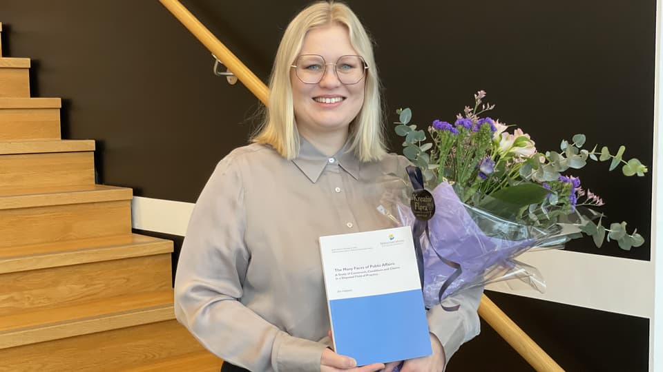 en kvinna med en bok och blommor