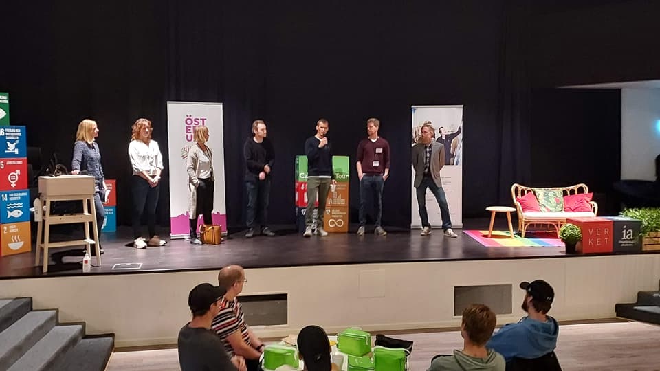 IT-företagen står på scenen inför it-studenternad träffar studenterna
