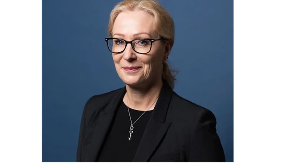 kvinna med blond hästsvans
