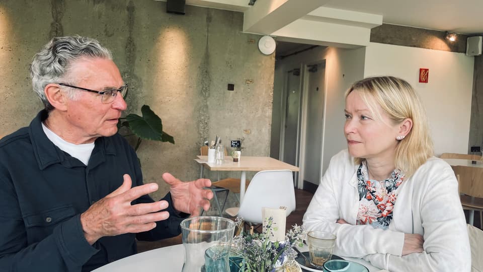 En man och en kvinna sitter och diskuterar vid lunch