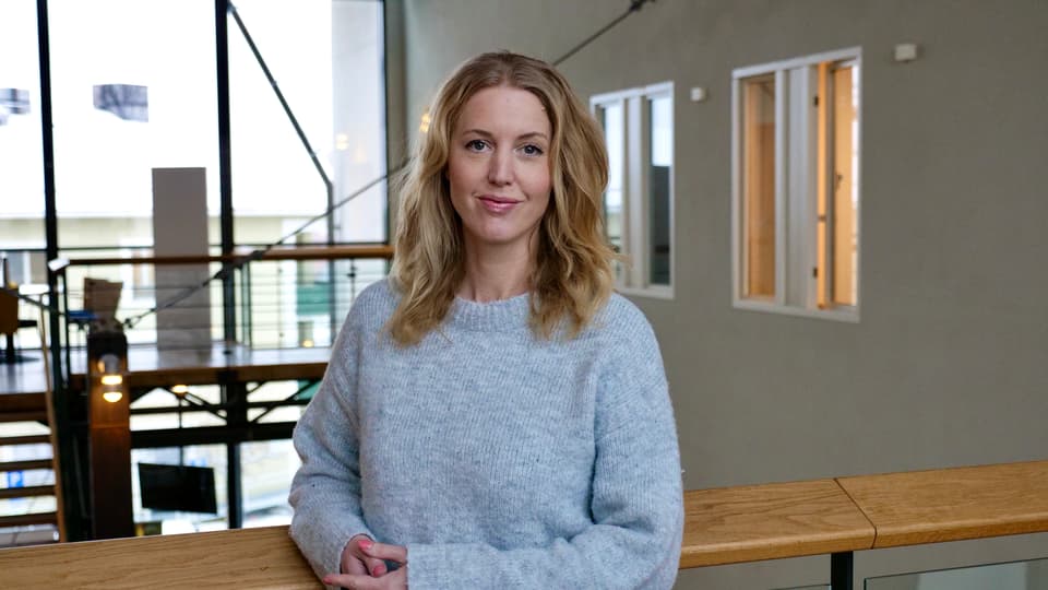 a woman with a grey sweatshirt