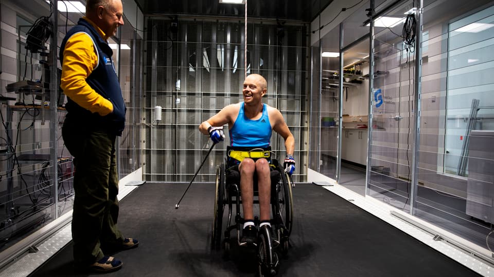 Mats Ainegren från Sports Tech Research Centre, Mittuniversitetet förbereder Daniel Nilsson, Uppsala, inför testet i vindtunneln.