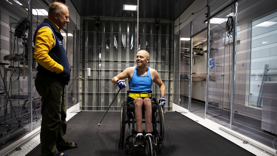 Mats Ainegren från Sports Tech Research Centre, Mittuniversitetet förbereder Daniel Nilsson, Uppsala, inför testet i vindtunneln.