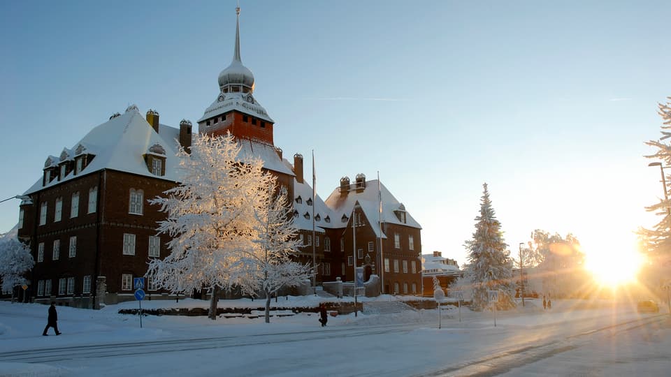 Rådhuset i Östersund, vinter och motljus.
