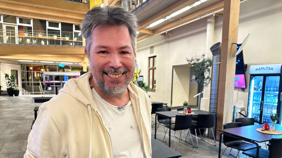 man som ler mot kameran