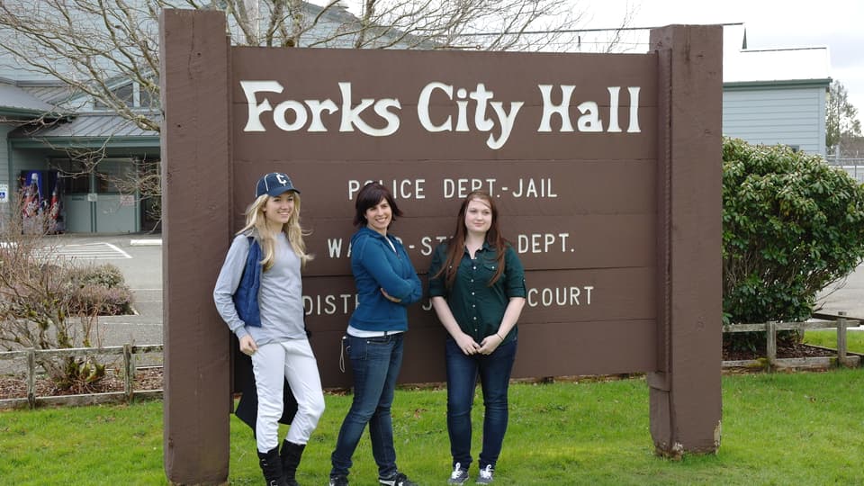 Rosalie, Alice, Bella Forks 2.JPG