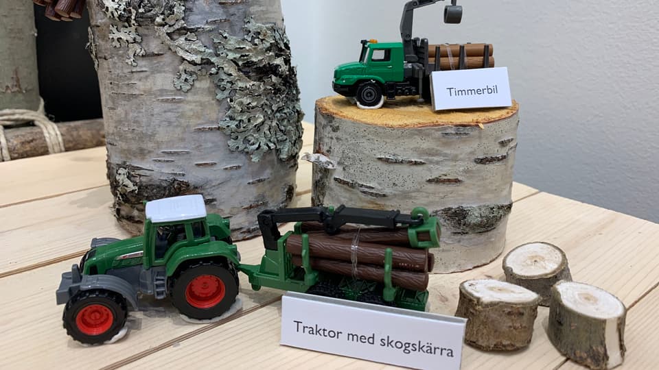 leksakstraktorer på ett bord