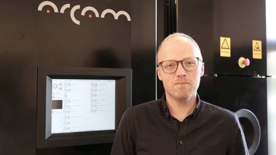 Stefan Ross framför en maskin i i additiv-labbet