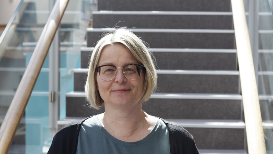 Porträttfoto av Malin Bolin framför en trappa på Grönborg