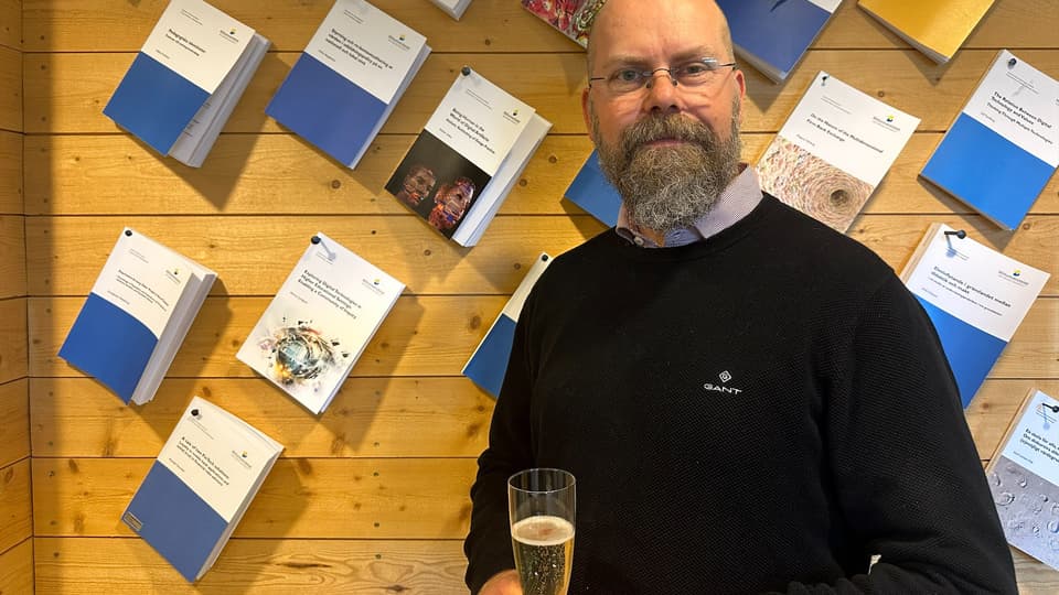 Marcus Sundgren framför sin uppspikade avhandling