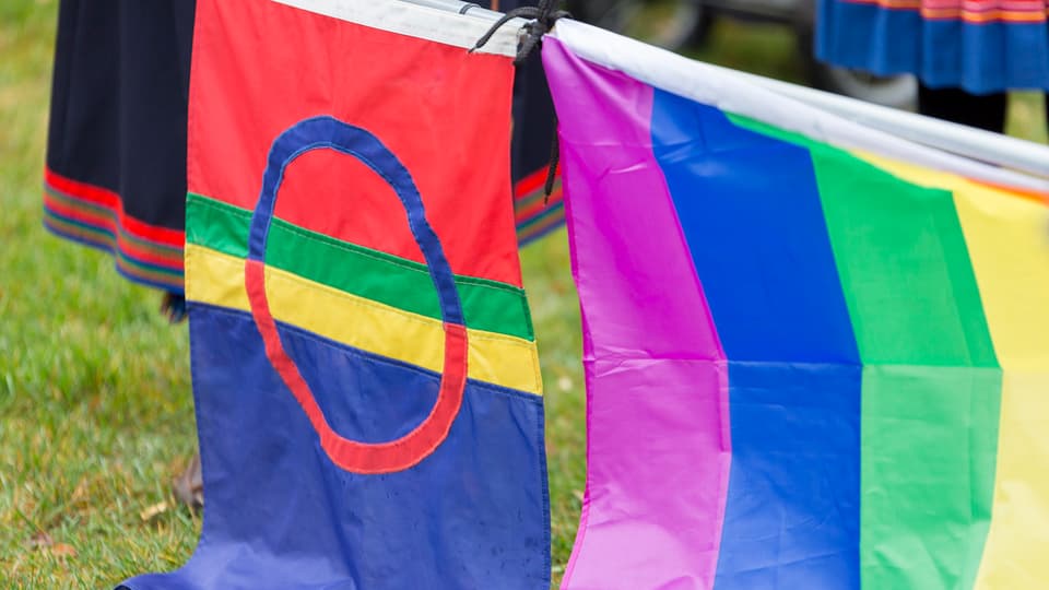 Samisk flagga och regnbågsflagga