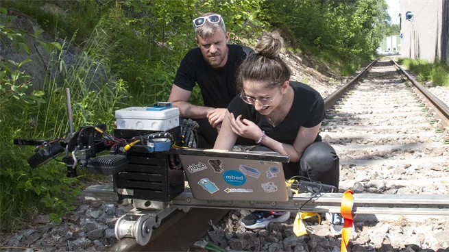 Irida Shallari and Anders Olsson look at measurement results on a computer.