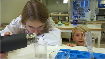 Ebbe och Signe gör experiment med Technichus