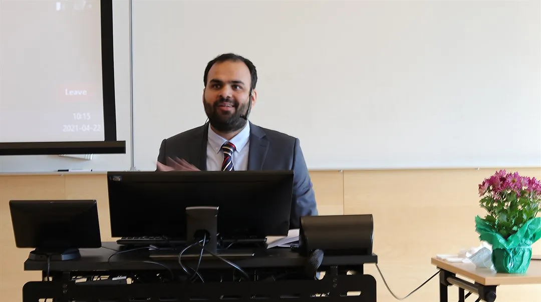 Doktorand Ahmad Waqas diskuterar avhandlingen med opponenten