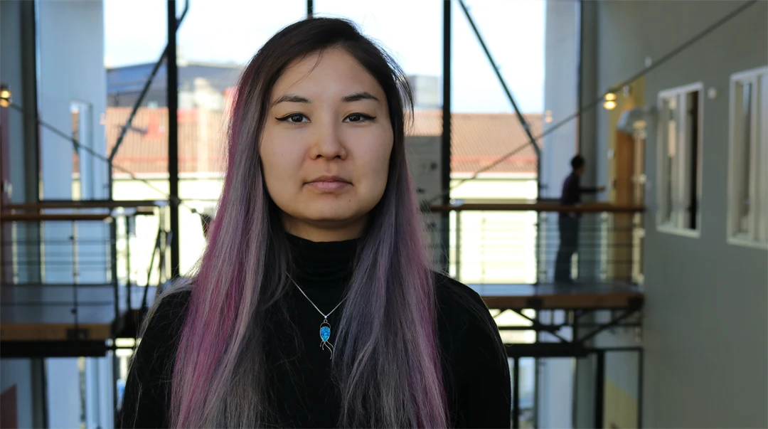 Ung kvinna med långt rosa hår