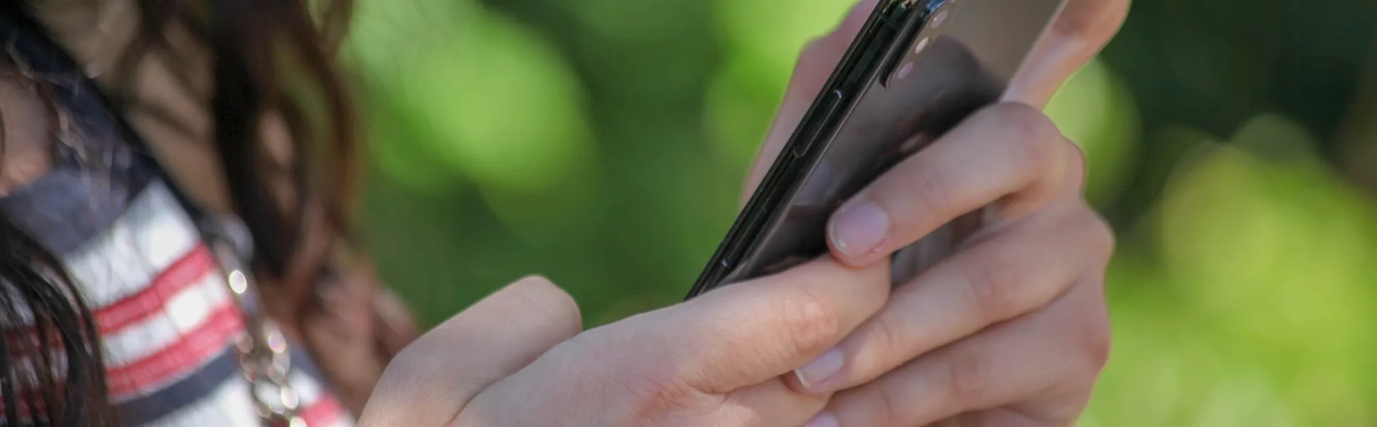 Tjej med mobiltelefon