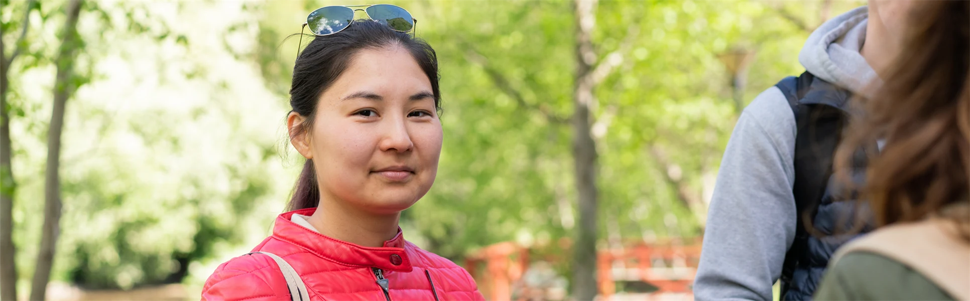 Student in red jacket outside Campus Sundsvall.